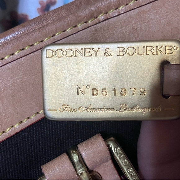 Elegant Black and Tan Women's Tote Bag - Picture 5 of 6